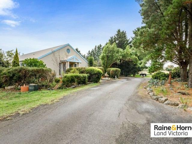 Cottage for sale in Camerons Creek, Victoria