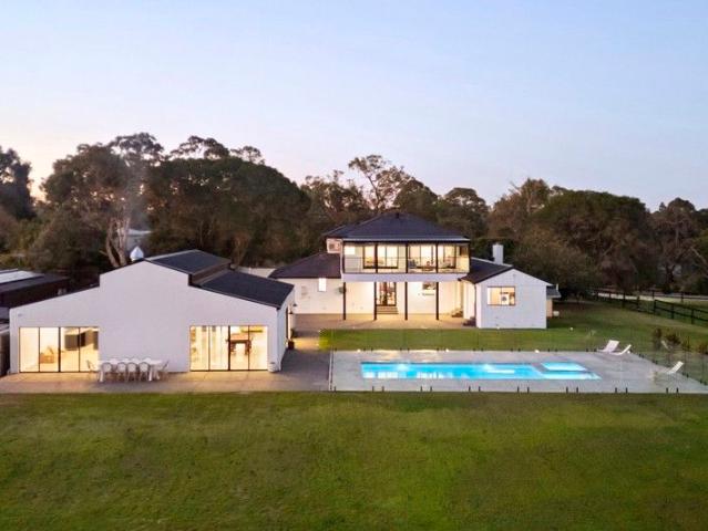 Cottage for sale in Pearcedale, Victoria