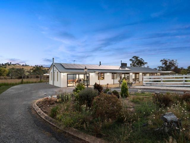 Cottage for sale in Camerons Creek, Victoria