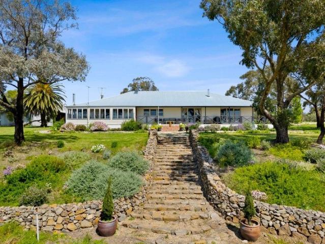Cottage for sale in Bannockburn, Victoria
