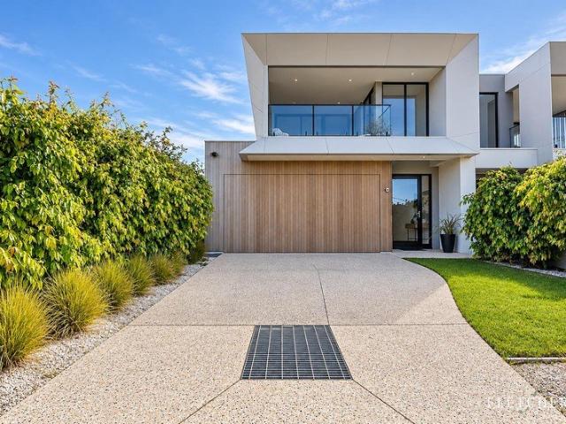 Townhouse for sale in Mornington, Melbourne