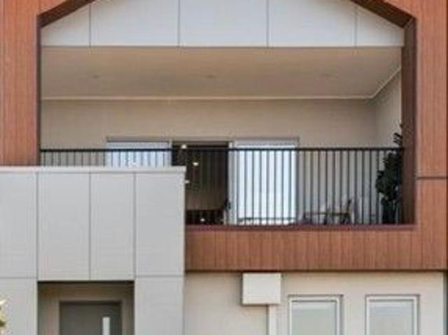 Cottage for sale in Pakenham, Melbourne
