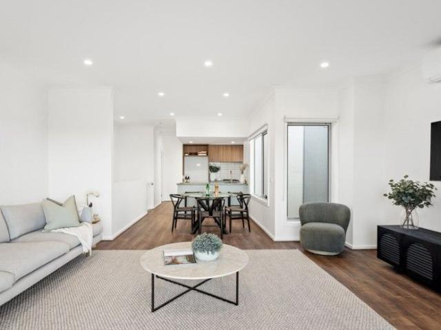 Cottage for sale in Pakenham, Melbourne