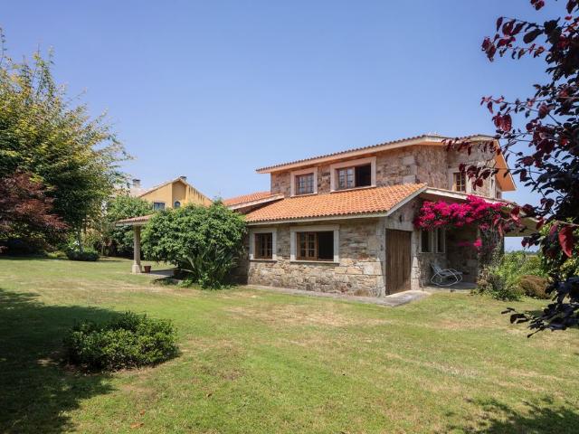 Casa en venta en Oleiros, A Coruña