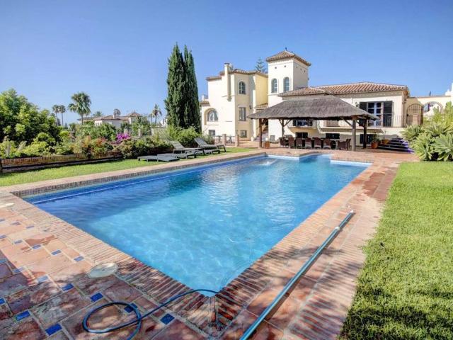 Villa en venta en Estepona