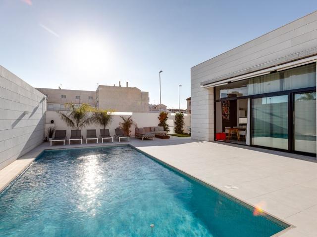Villa en venta en Pilar De La Horadada