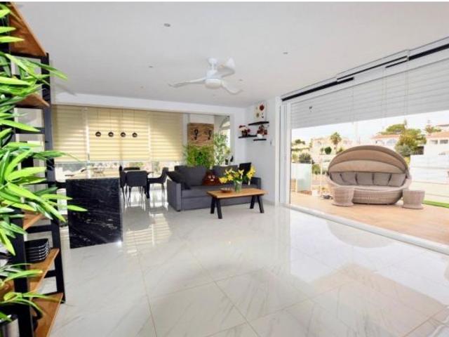 Casa en venta en San Miguel De Salinas, Urbanización Las Filipinas
