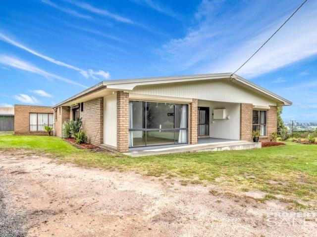 Cottage for sale in Yallourn North, Victoria