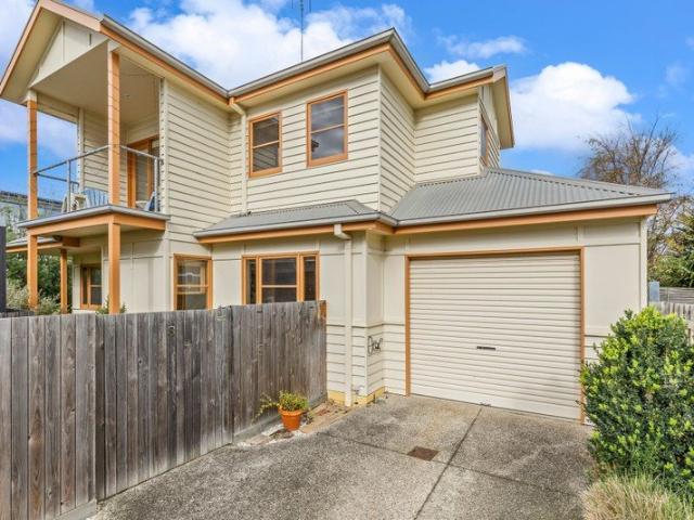 Townhouse for sale in Ocean Grove, Victoria