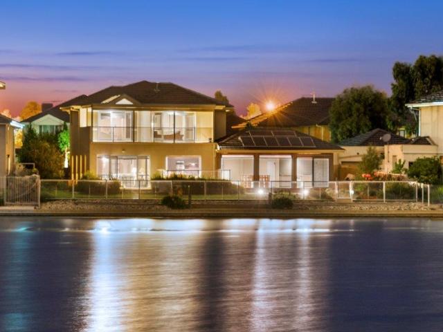 House for sale in Sanctuary Lakes, Melbourne