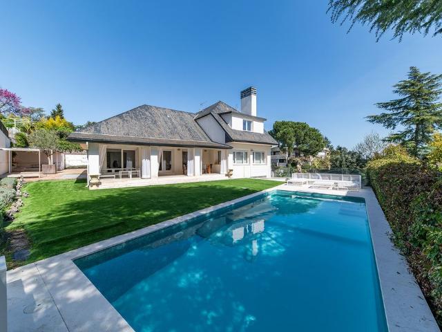Villa en venta en Madrid, Piovera