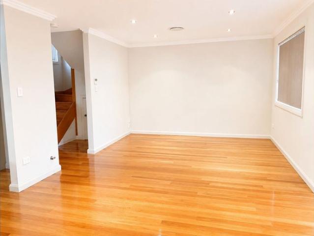 Townhouse for rent in Wollongong West, New South Wales