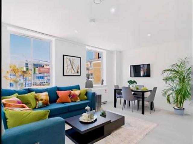 Apartment for rent in Row Town, Surrey