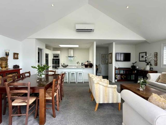Townhouse for rent in Chaslands, Canterbury