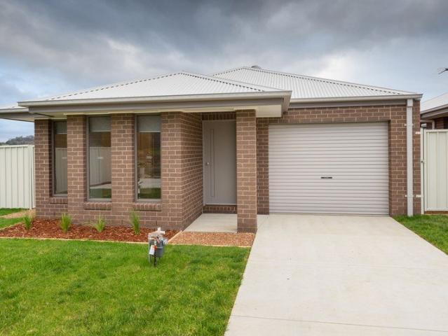 Townhouse for rent in Centaur Park, Albury