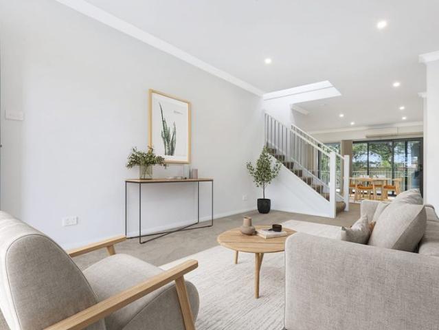 Townhouse for rent in Wollongong West, New South Wales