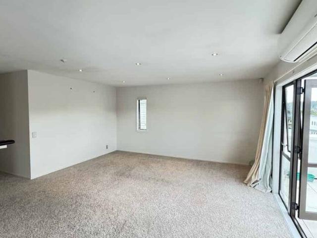 Townhouse for rent in Paremoremo, Oroua County