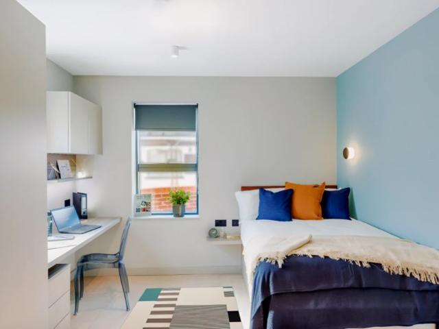 Studio for rent in Row Town, Surrey