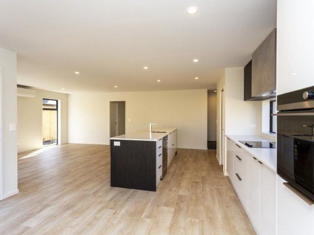 Townhouse for rent in Saint Albans, Canterbury