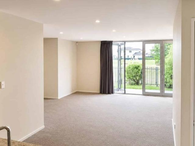 Townhouse for rent in Chaslands, Canterbury