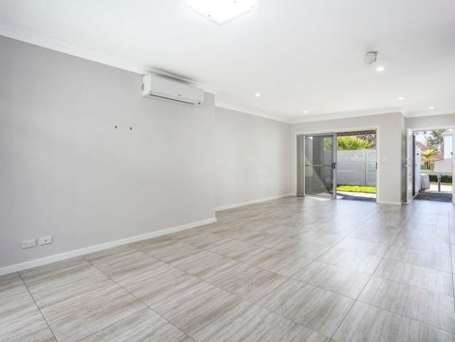 Townhouse for rent in Wollongong West, New South Wales
