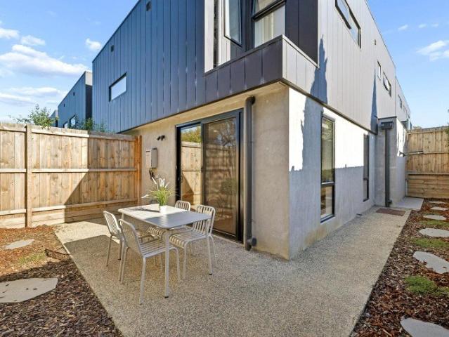 Townhouse for sale in Heidelberg Heights, Melbourne