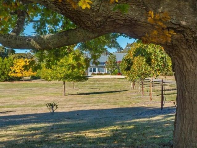 Cottage for sale in Drummond, Victoria