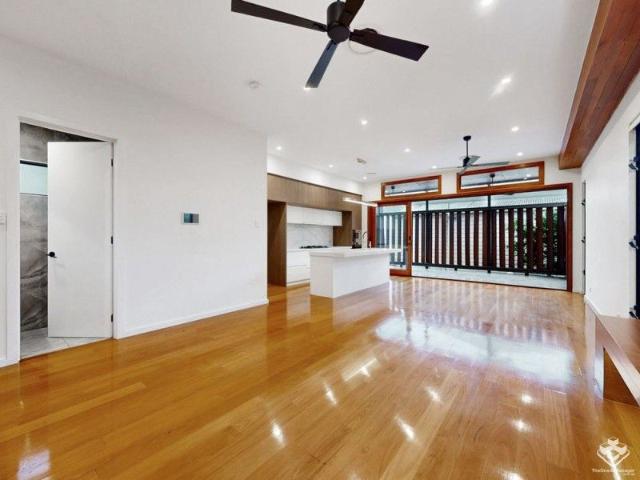House for sale in Highgate Hill