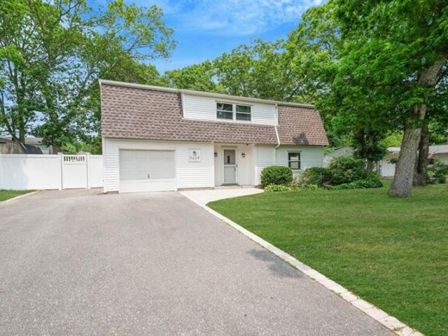 House for sale in Holtsville House for sale in Holtsville