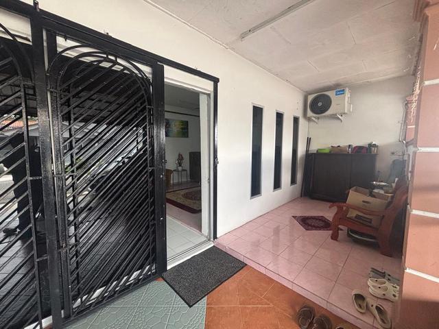 Terraced House for sale in Malaka