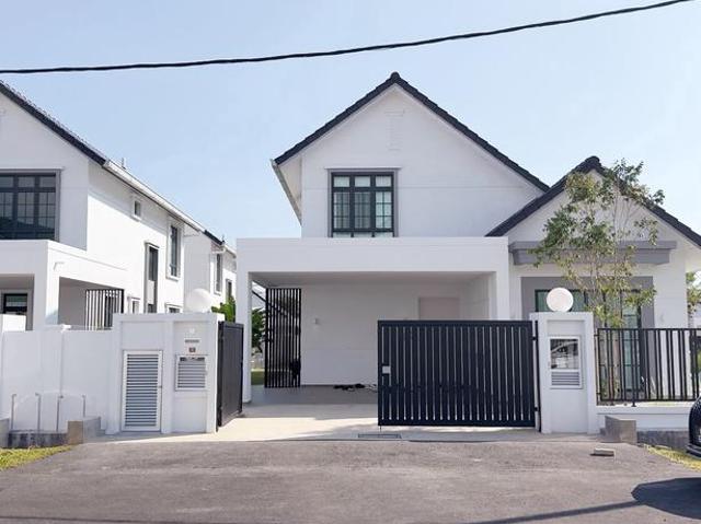 Bungalow for sale in Malaka