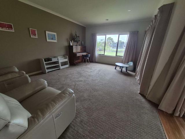 Room for rent in Eynesbury, Melbourne
