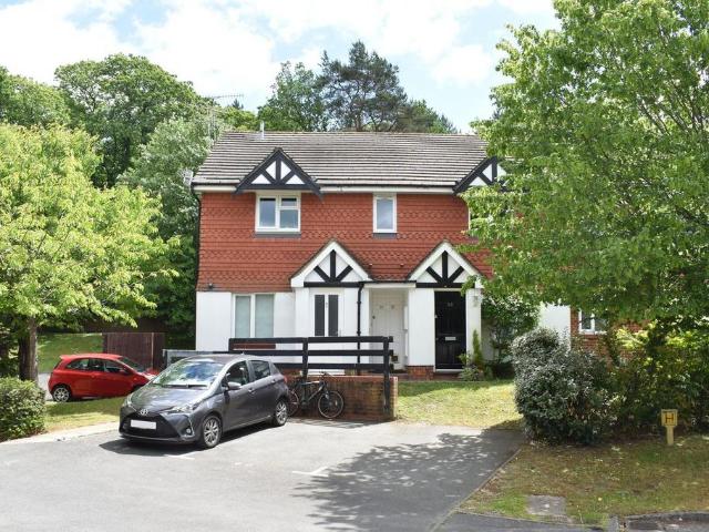 Apartment for rent in Blackhills, Surrey
