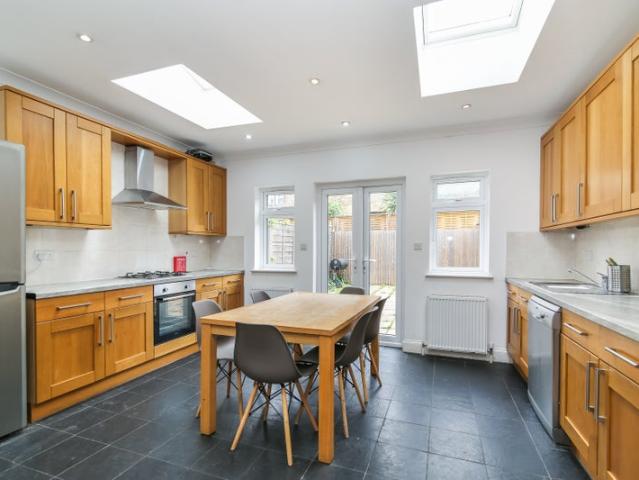 Apartment for rent in Furzedown, Greater London