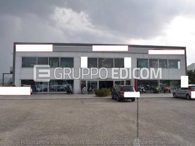 Locale Commerciale in vendita a Calvi, Campania