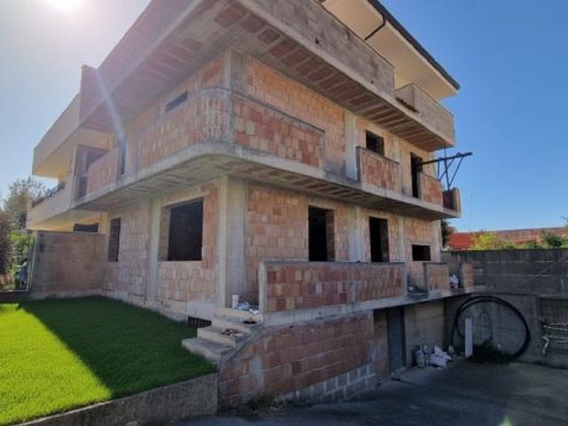 Locale Commerciale in vendita a Mondragone, Campania
