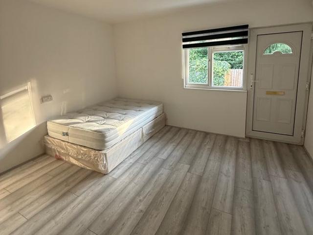 Studio for rent in Temple Fortune, Greater London