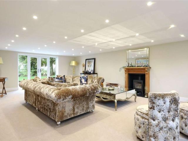 House for rent in Hatching Green, Five Acres