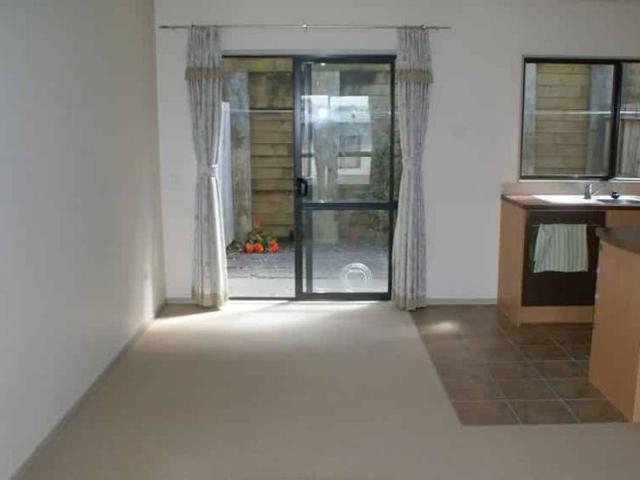 Townhouse for rent in Paremoremo