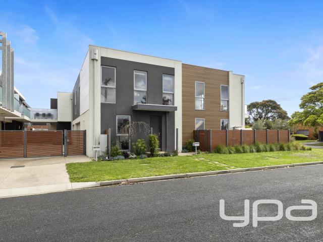 Townhouse for sale in Rosebud, Melbourne