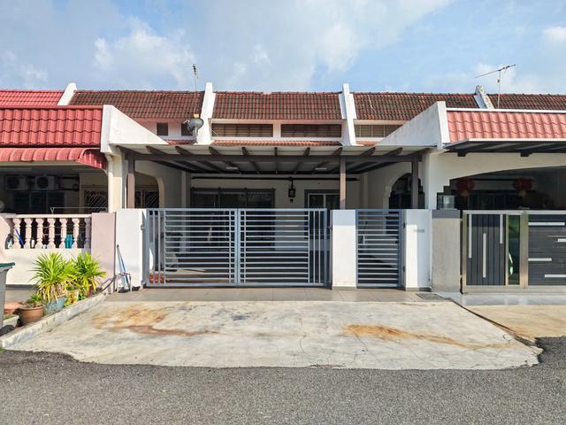 Terraced House for sale in Malaka
