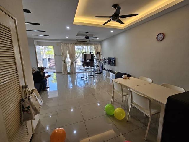 Terraced House for sale in Malaka
