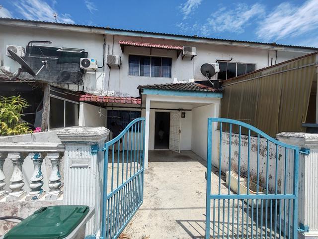 Terraced House for sale in Malaka