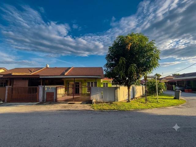 Terraced House for sale in Malaka