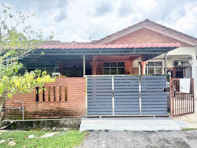 Terraced House for sale in Malaka