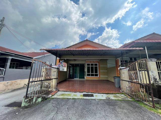 Terraced House for sale in Malaka