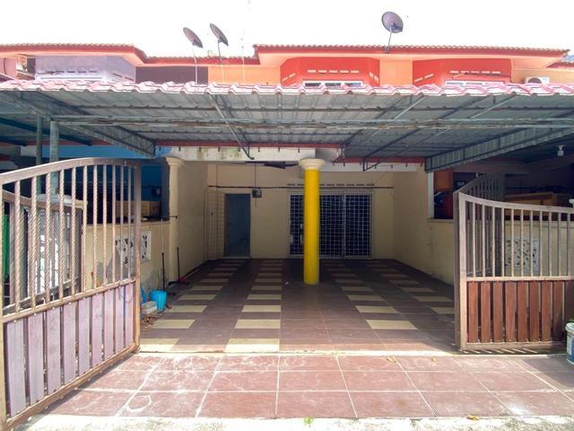 Terraced House for sale in Malaka