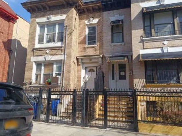 House for sale in The Bronx, Arverne