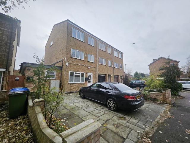 Apartment for rent in Horn Park, Greater London
