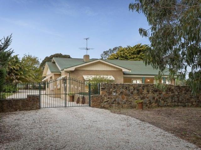 Cottage for sale in Bullengarook, Victoria